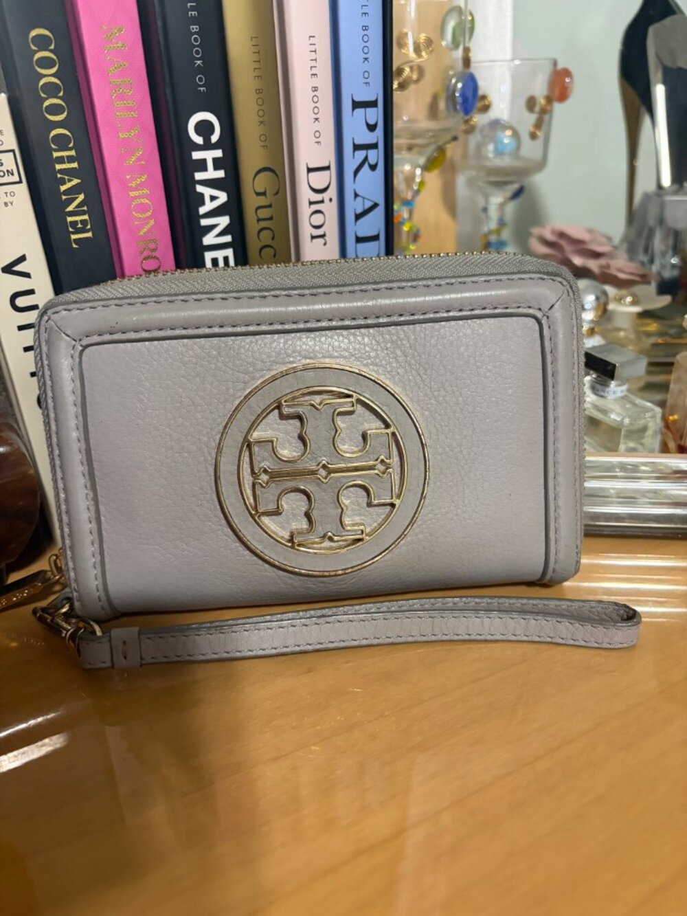 TORY BURCH AMANDA WALLET WRISTLET IN GRAY LEATHER - Picture 2 of 7